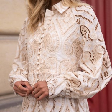 Robe brodée à boutonnage beige