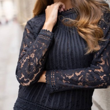 Blouse en dentelle à bandes...