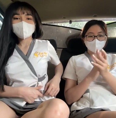 Quay tay sục lồn trên taxi - clip sex